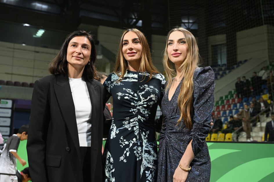 Prezidentin qızları və gəlini minifutbol turnirini izlədi - FOTOLAR